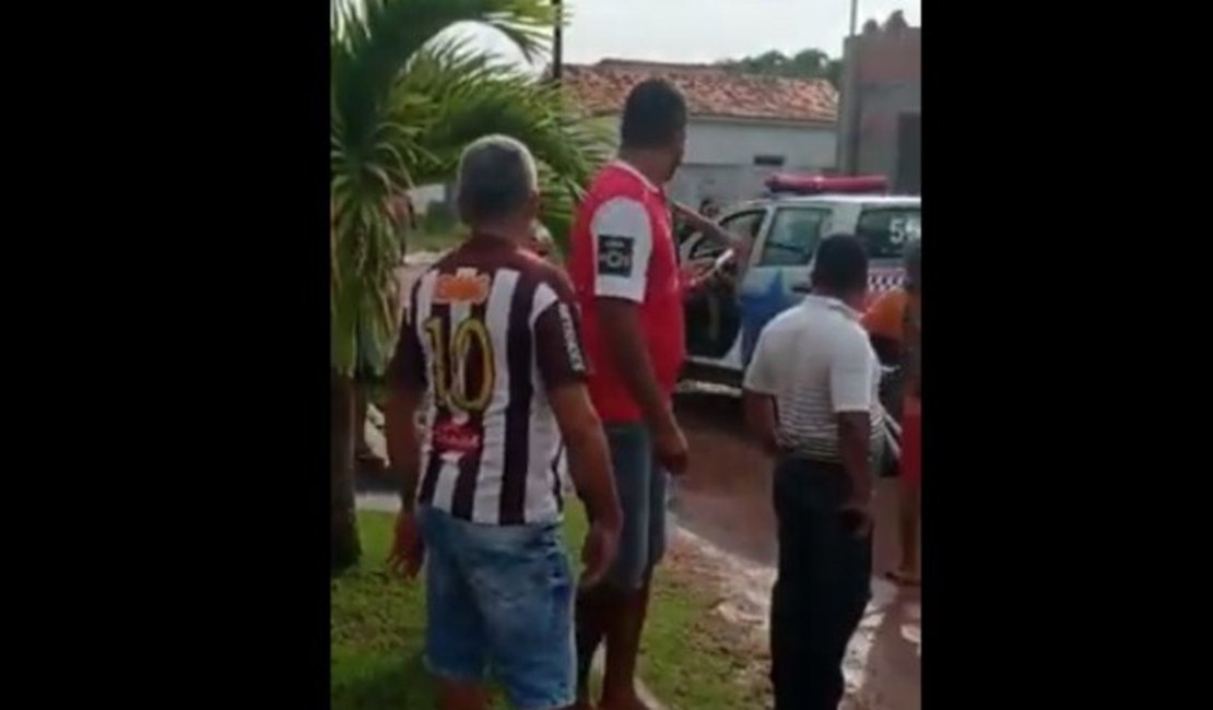 Vídeo. Homem ateia fogo em residência e foge em viatura da PM