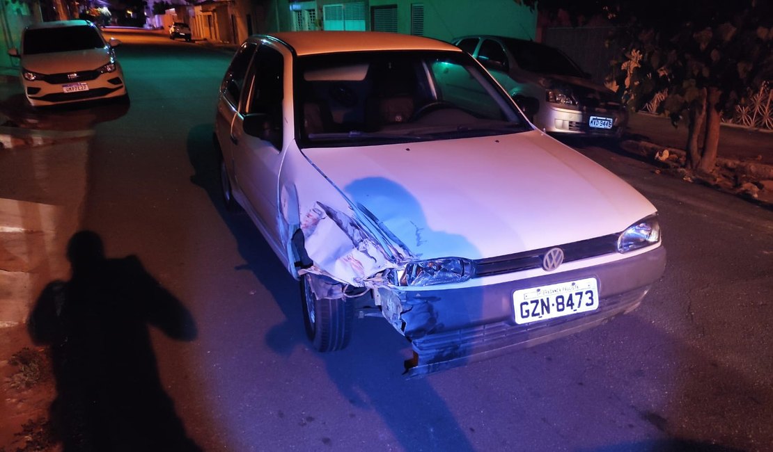 Motorista embriagado bate em cinco carros e ameaça servidor público com madeira em Delmiro Gouveia