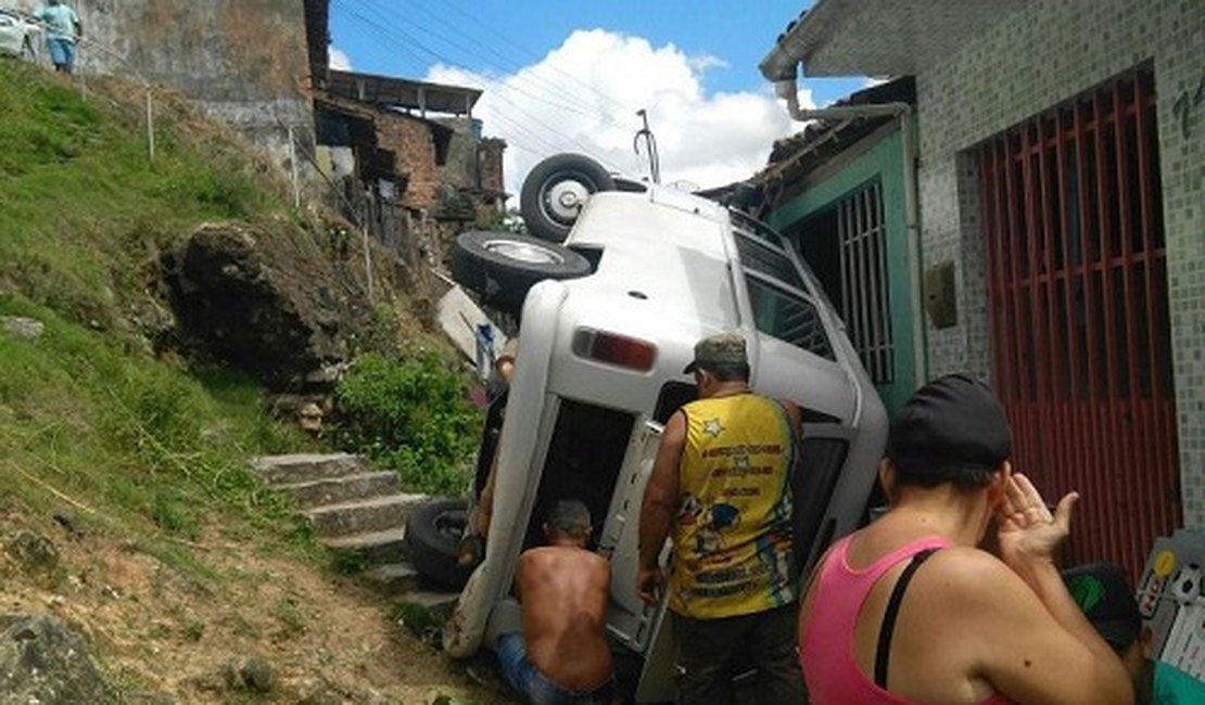 Motorista perde controle de Kombi e despenca próximo a casas em Joaquim Gomes