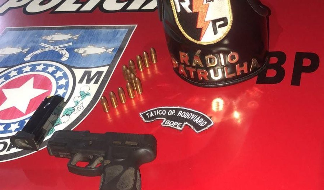 Homem de 40 anos é preso com arma de fogo no interior de veículo, em Arapiraca