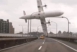 Avião da companhia TransAsia cai em rio e deixa mortos em Taiwan