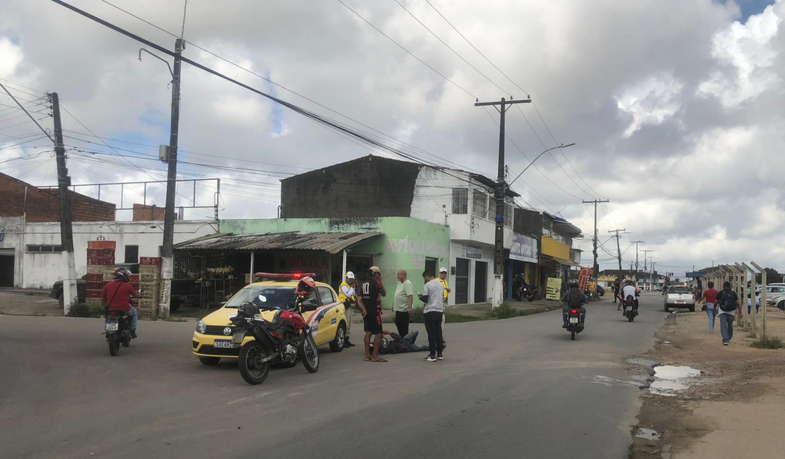 Após invadir a contramão, motorista bate em mototaxista, passageiro e funcionário de estabelecimento, em Maceió