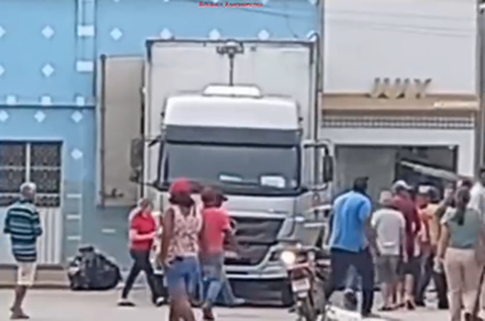 Caminhão-baú desgovernado derruba árvore e atinge parede de imóvel em Batalha