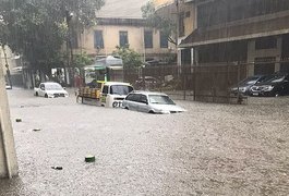 Bombeiros atendem até 300 pessoas e salvam 70 durante temporal no RJ