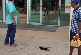 VÍDEO. Homem cai em buraco na calçada de shopping de Arapiraca