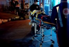 Homem é atropelado por motocicleta enquanto caminhava em calçada, em Arapiraca