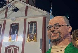 Artista faz boneco gigante de padre e é excomungada no interior de Minas Gerais