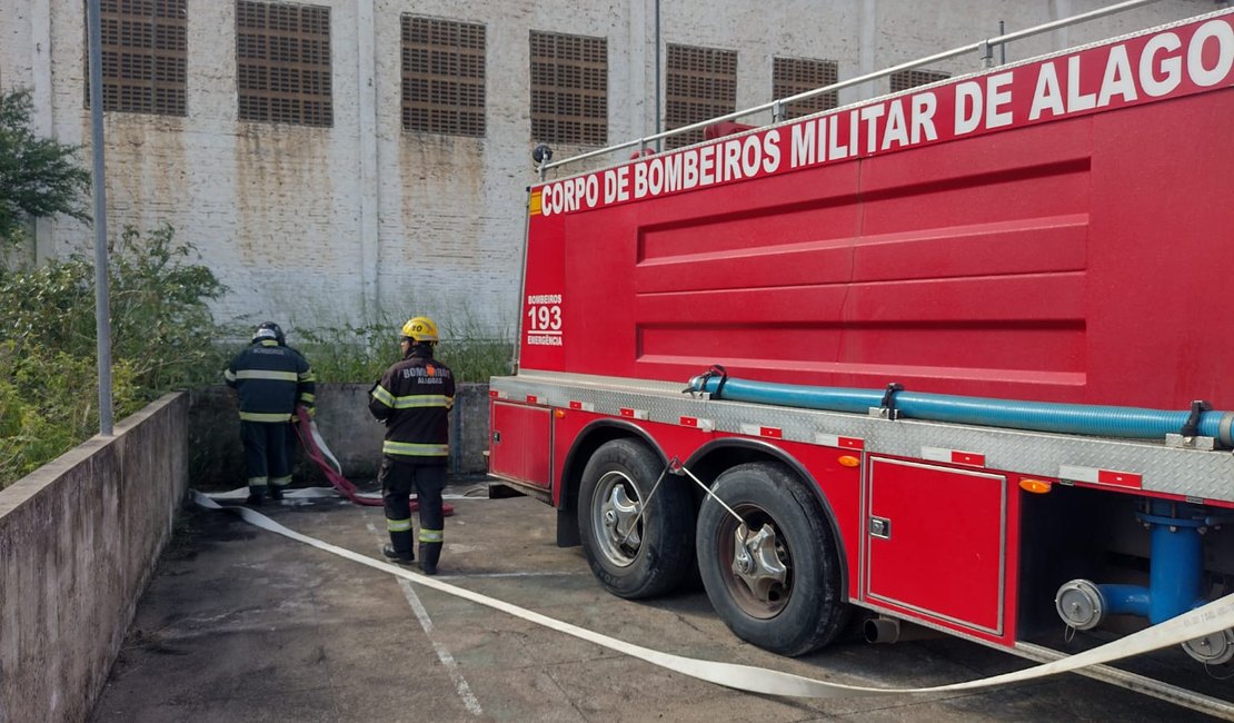 VÍDEO: Incêndio atinge área de vegetação nos fundos de escola no bairro Guaribas