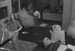 Deitada em uma das camas, Mari questiona: 'Vocês já foram em motel?'