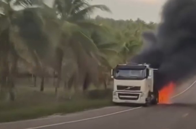 Carreta pega fogo em trecho da BR-349, entre Jequiá da Praia e Roteiro