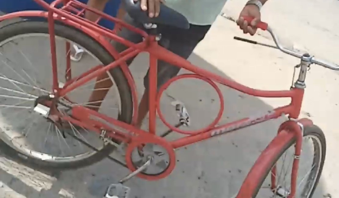 Vídeo. Criminoso furta bicicleta de idoso, devolve quilômetros depois, pede desculpa e sai andando, em Arapiraca
