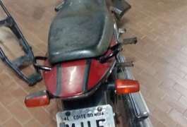 PM encontra moto roubada abandonada em Arapiraca
