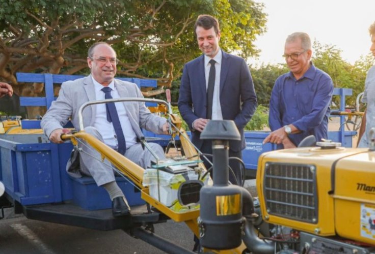 Prefeito Luciano Barbosa lança Programa Terra Pronta e entrega sementes para agricultores em Arapiraca
