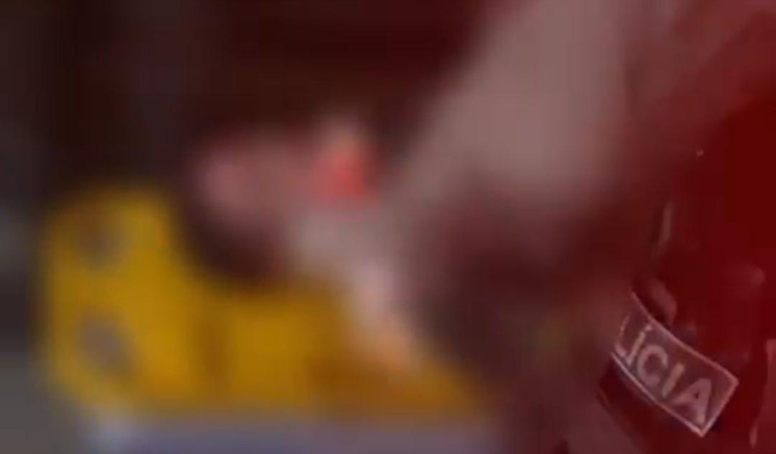 Motociclista colide em carro estacionado e policiais militares ajudam a socorrê-lo em Teotônio Vilela