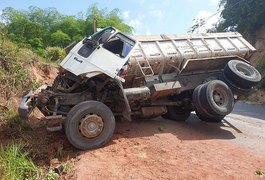 Caminhoneiro fica ferido após caminhão tombar na AL 105, em Maceió