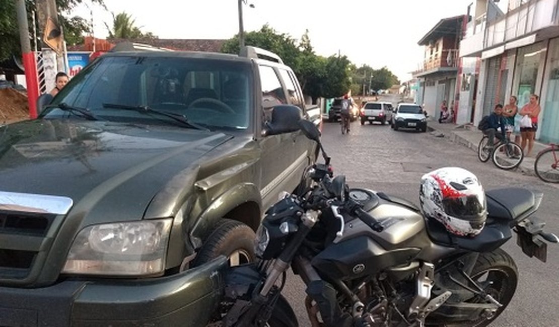VÍDEO.Habilidoso, motociclista escapa de ferimentos em colisão cinematográfica no bairro Brasília