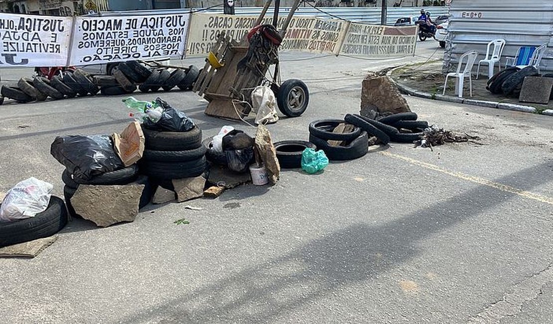 Moradores de áreas atingidas pelo afundamento do solo em Maceió pedem realocação e indenização em protesto