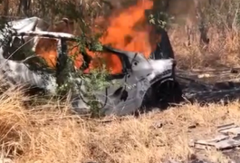 Carro pega fogo e três pessoas morrem carbonizadas após colisão com caminhão em Inhapi