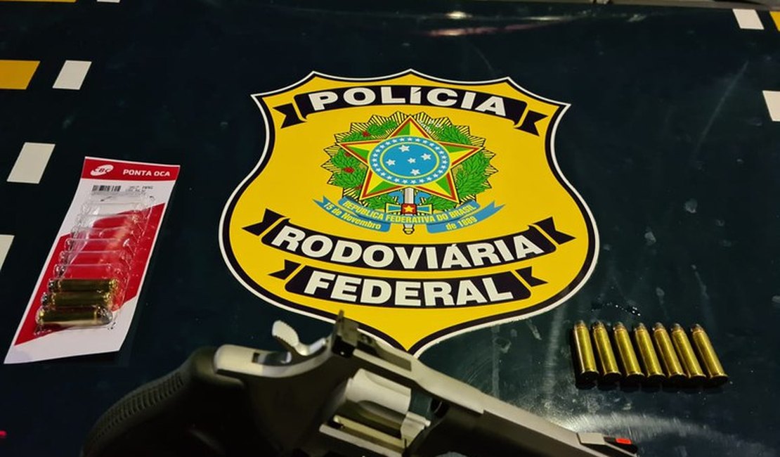 Homem é preso pela PRF ao ser flagrado com arma, em São Sebastião