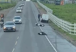 Jovem é socorrido após batida entre carro e moto no Sítio Laranjal, em Arapiraca