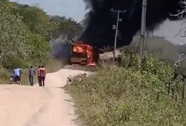 Vídeo. Após pane no motor, ônibus escolar com alunos pega fogo no interior alagoano