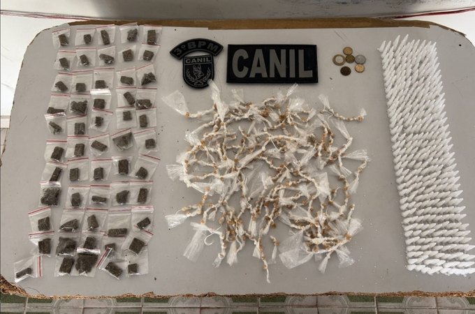 Canil da PM apreende grande quantidade de drogas em área conhecida pelo tráfico no bairro Manoel Teles