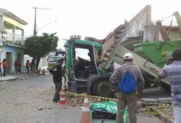 Caminhão destrói estrutura do Hospital Regional de Arapiraca durante coleta de entulhos