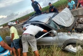 Uma pessoa morre e outra fica ferida em capotamento em Junqueiro, AL