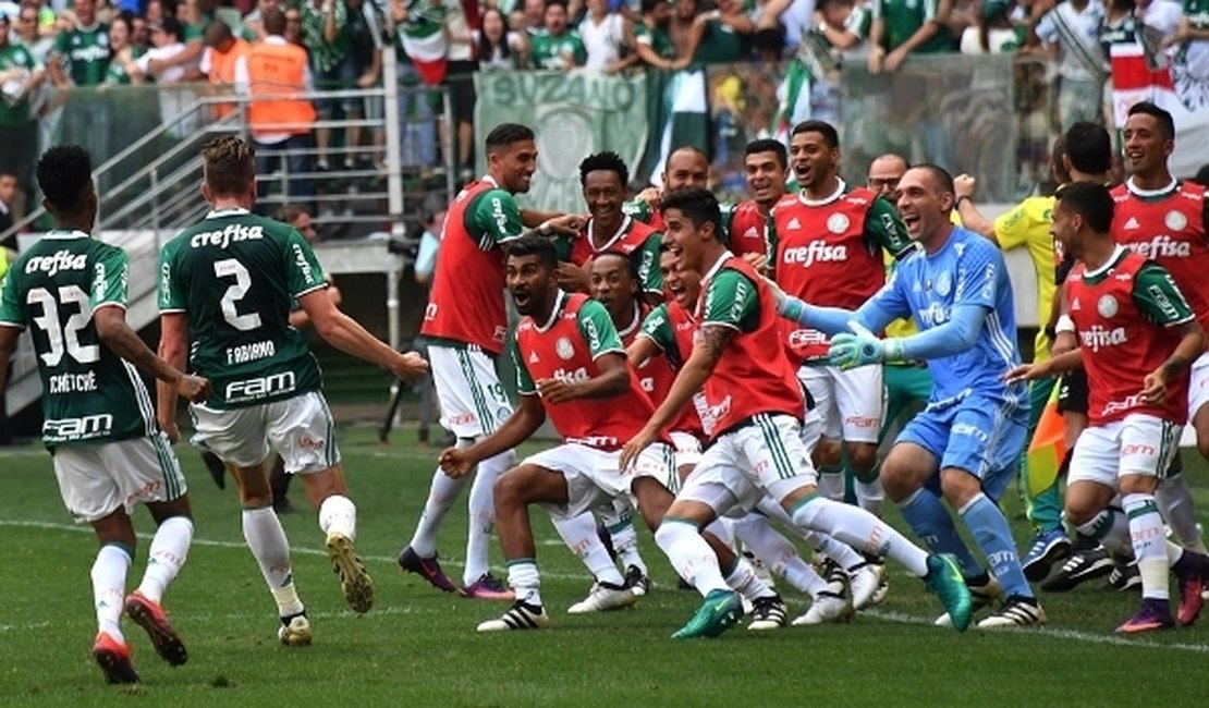 Palmeiras vence, encerra jejum e é campeão brasileiro após 22 anos