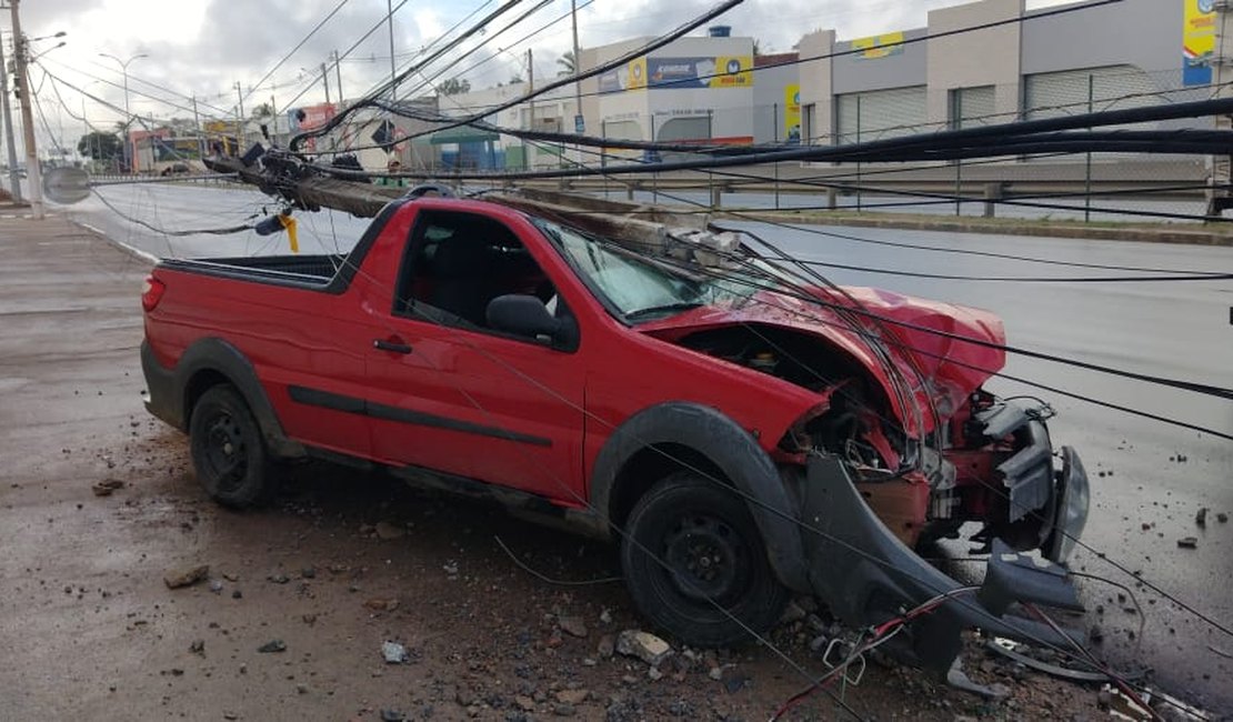 Vídeo. Condutor perde o controle de veículo e colide em poste na rodovia AL-220, em Arapiraca