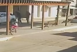 Vídeo mostra criminosos fugindo com corpo de homem morto a tiros em Ibateguara