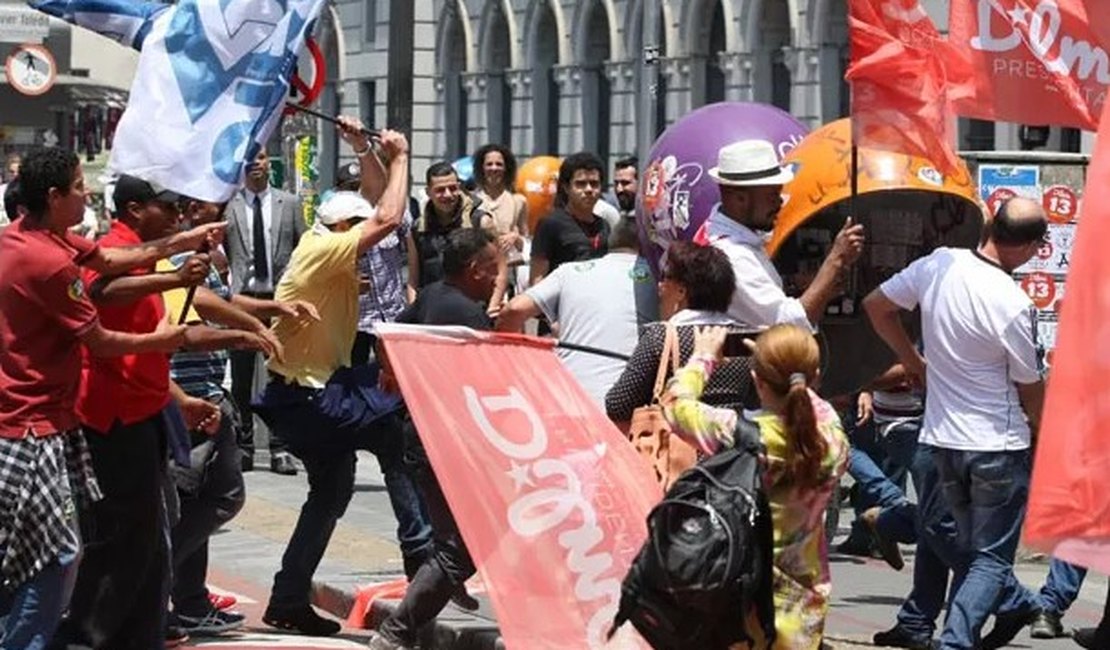 Partidários do PT e do PSDB entram em confronto no Centro de SP