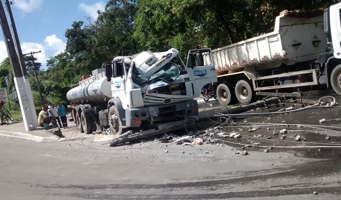 Caminhão pipa derruba poste e deixa trânsito ainda mais lento em Maceió
