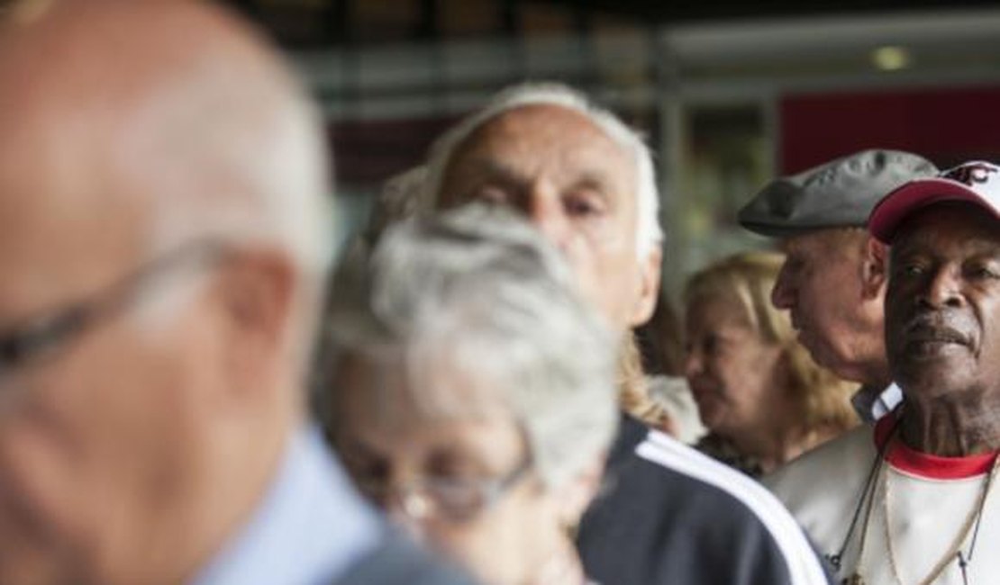 Aposentados e pensionistas começam a receber primeira parcela do décimo terceiro