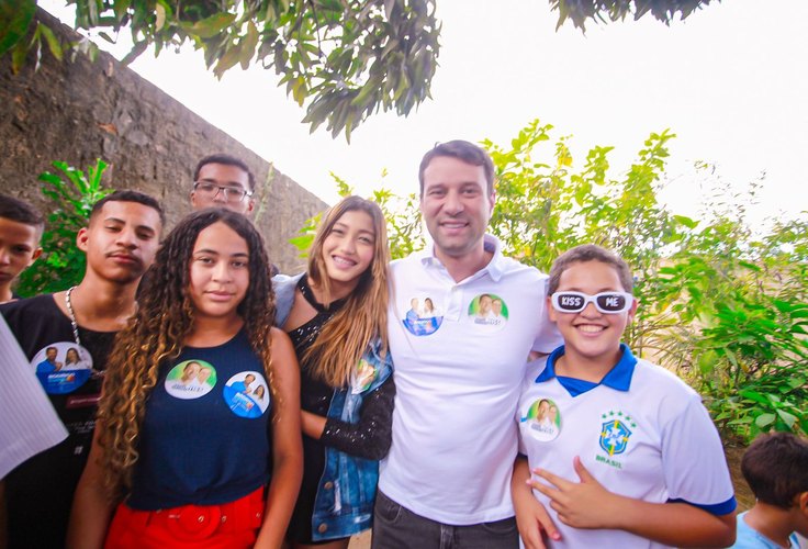 Adolescentes declaram primeiro voto a Daniel Barbosa para deputado federal