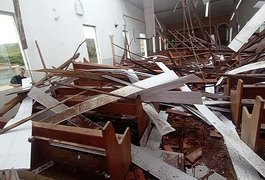 Teto de igreja desaba durante missa e deixa 80 feridos