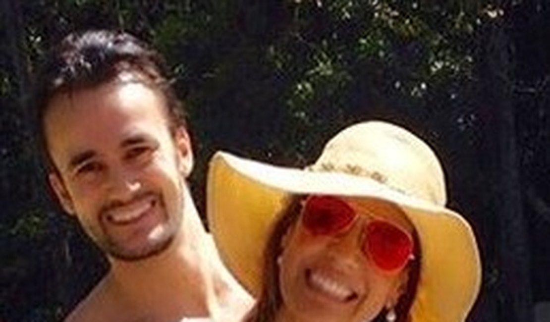 Solange Frazão posta foto de biquíni com namorado 22 anos mais novo