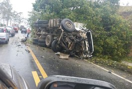 Colisão entre van e caminhão deixa feridos e um morto em União dos Palmares