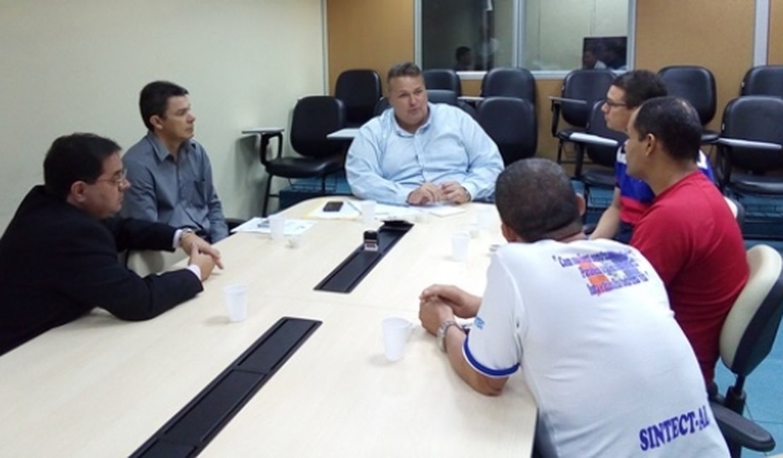 Funcionários dos Correios cobram segurança durante reunião com secretário da SSP-AL