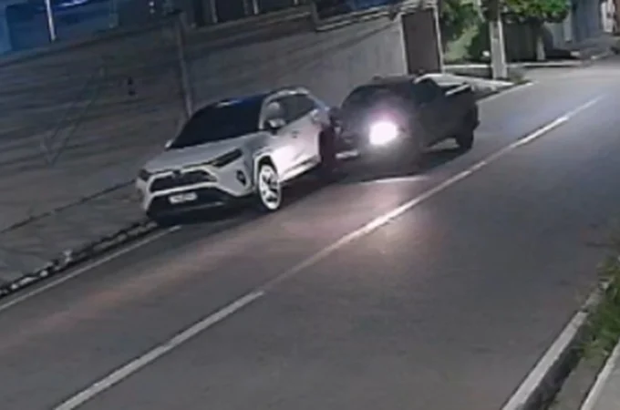 Motorista atinge carro estacionado em rua vazia no Centro de Arapiraca e vai embora após danos provocados