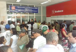 Clientes reclamam da demora no atendimento no Bradesco de Arapiraca