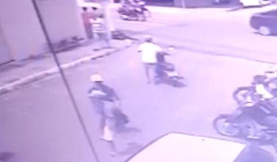 Vídeo. Câmera de segurança flagra dupla furtando motocicleta no Centro de Arapiraca