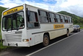 PRF flagra ônibus escolar com 30 passageiros excedentes, em Maribondo
