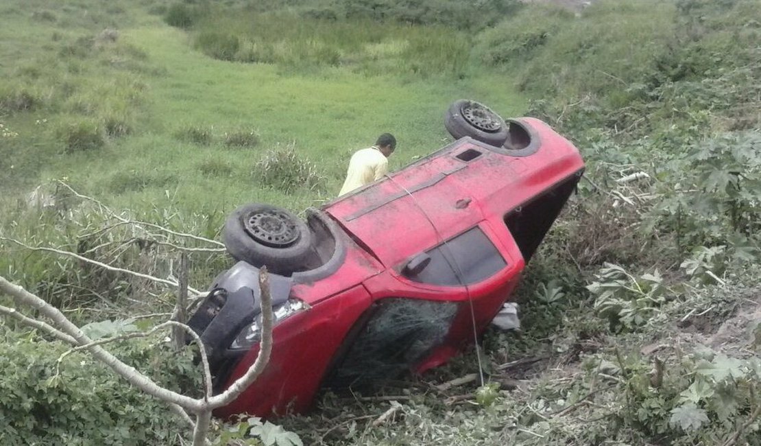 Condutor perde o controle e capota veículo na AL-220