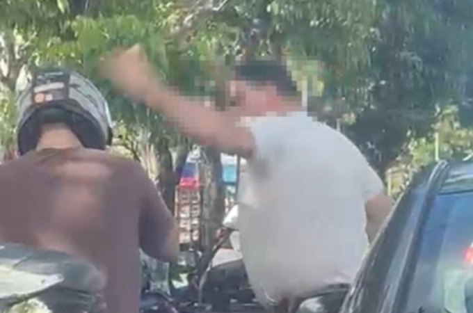 Violência no trânsito: Motorista armado é filmado agredindo e ameaçando motociclista na Av. Fernandes Lima, em Maceió