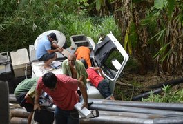 Carreta carregada de ferro tomba na BR-101 em Alagoas