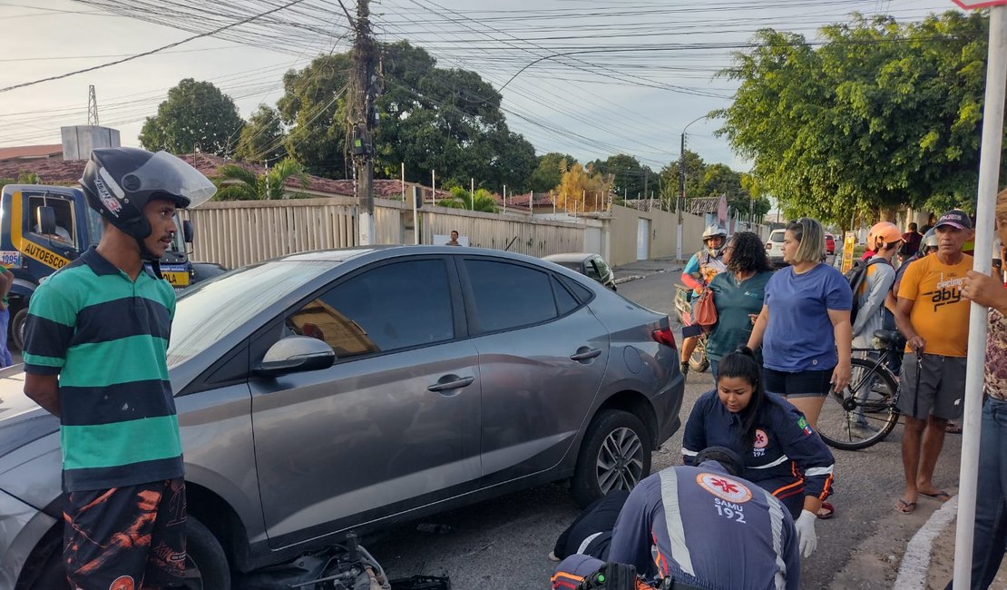 Motociclista fica ferida após acidente com carro, em Arapiraca
