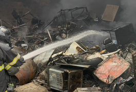 Bombeiros combatem incêndio de grandes proporções em ferro-velho em Arapiraca