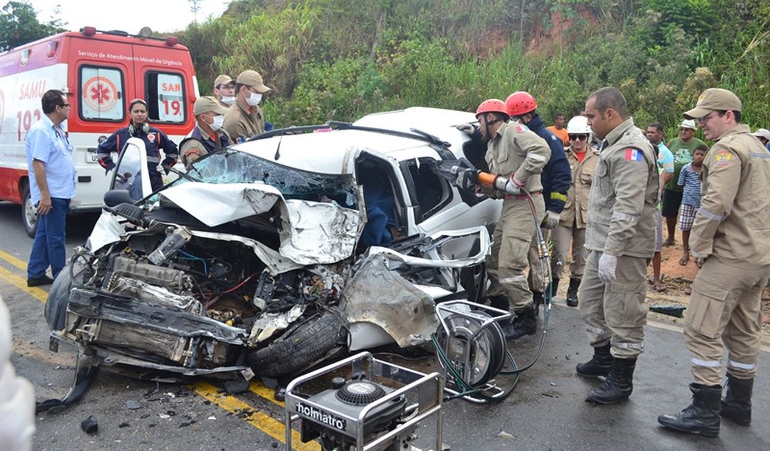 Acidente na BR 101, deixa três feridos, motorista ficou preso as ferragens