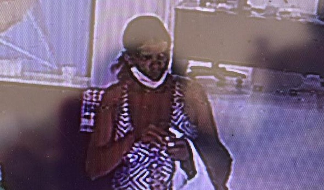 Vídeo. Mulher é flagrada cometendo furto em clínica odontológica no Centro de Arapiraca